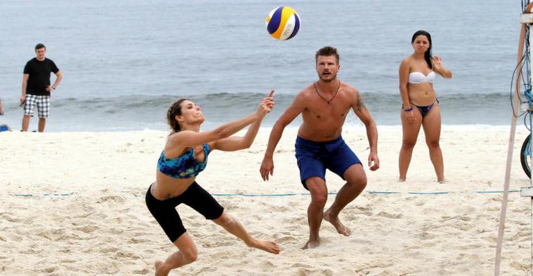 Fernanda Lima exibe boa forma em jogo de vôlei com o marido, Rodrigo Hilbert, no Rio