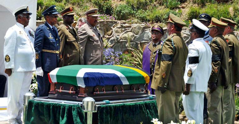 Após dez dias de homenagens, Nelson Mandela é enterrado na cidade onde nasceu, Qunu