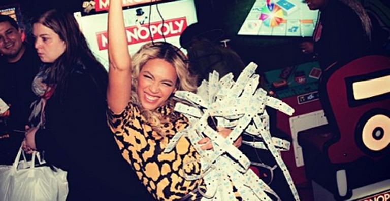 Beyoncé faz festa para comemorar o sucesso do seu álbum surpresa