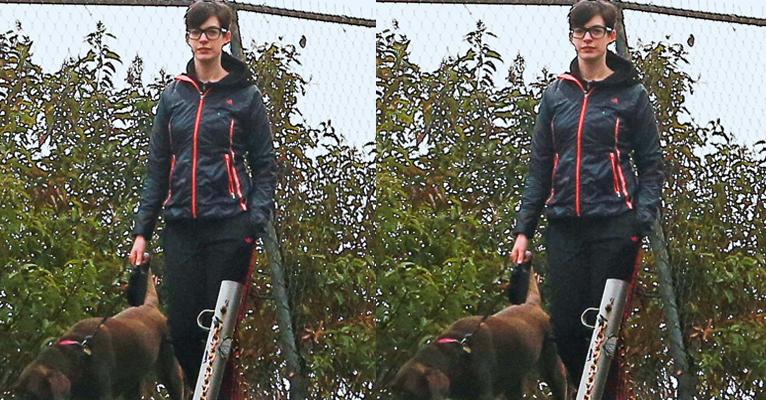 Anne Hathaway passeia com sua cadela em Los Angeles