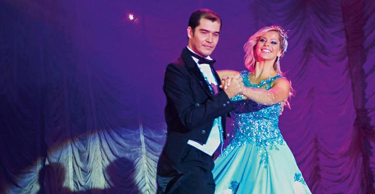 Karina Bacchi dança valsa com Rodolfo Gonçalves em espetáculo de dança em Rondônia