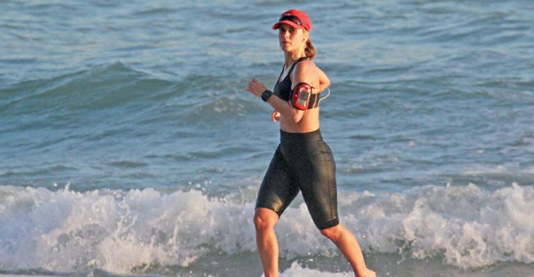 Carolina Dieckmann se exercita em praia no Rio de Janeiro