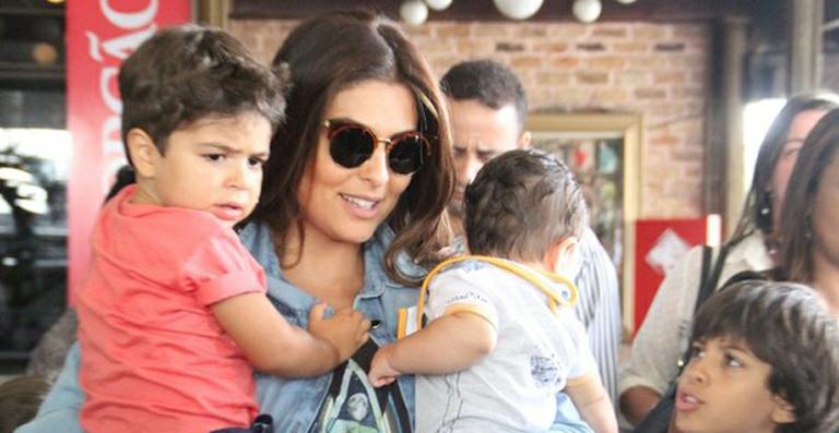 Juliana Paes curte almoço com os filhos em churrascaria no Rio