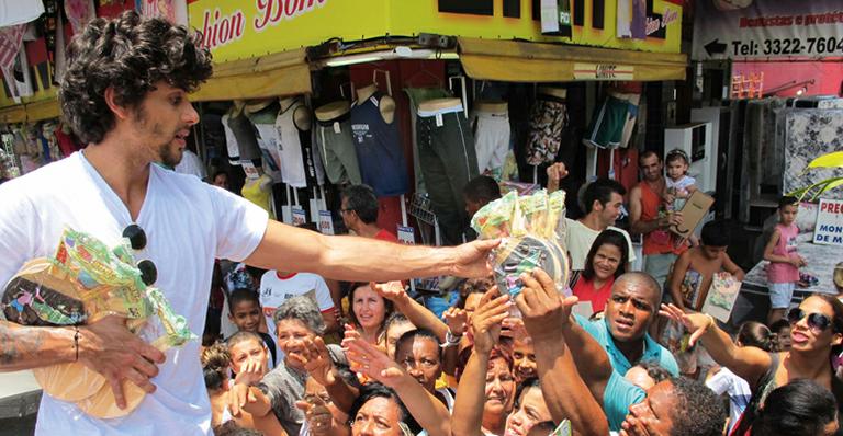 Jesus Luz distribui presentes na Rocinha em prol do seu projeto Natal da Luz