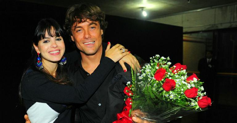 Sthefany Brito prestigia estreia de peça do irmão, Kayky Brito