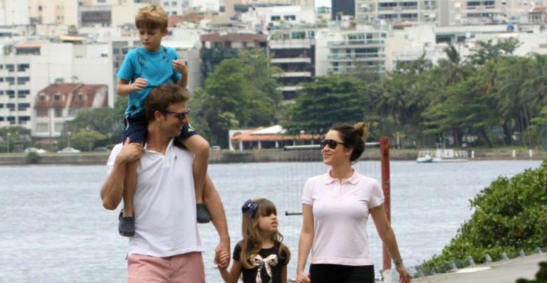Cássio Reis e Fernanda Vasconcellos passeiam com Noah