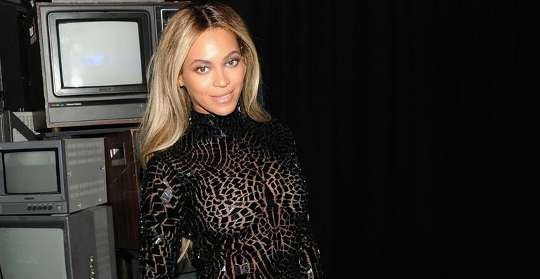 Beyoncé exibe boa forma em foto de biquíni; veja