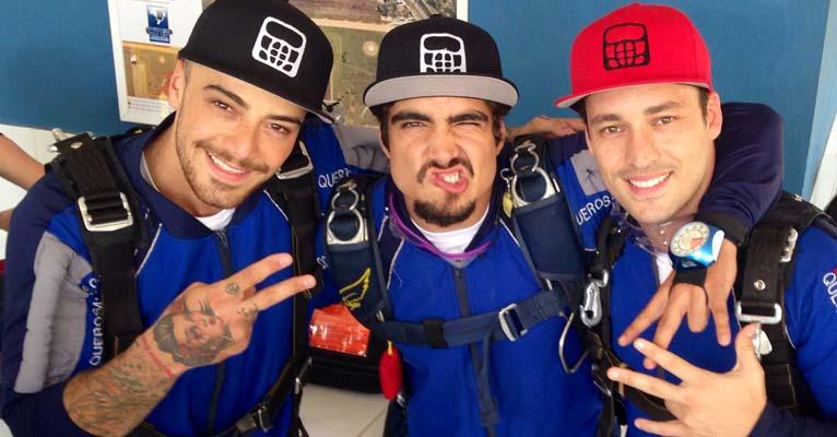 Caio Castro, Felipe Titto e Rodrigo Andrade saltam de paraquedas