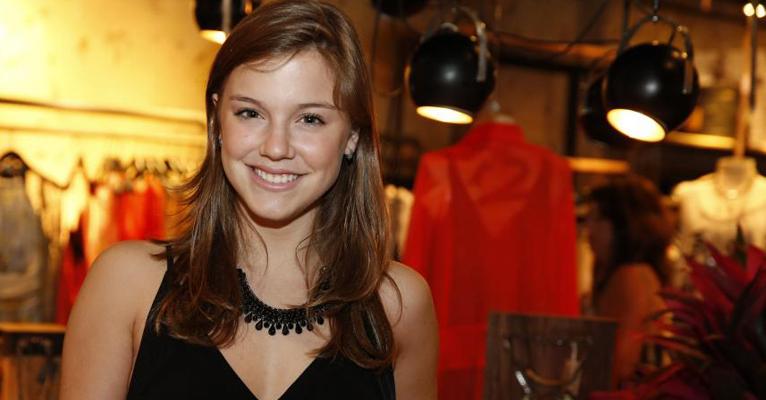 Após gravar nova novela das 9,  Alice Wegmann viaja para a Europa