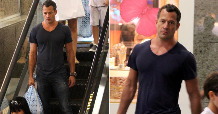 Malvino Salvador faz as últimas compras de Natal em shopping do Rio
