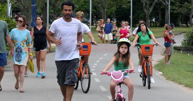 Marcos Palmeira leva a filha Julia, de 6 anos, para andar de bicicleta
