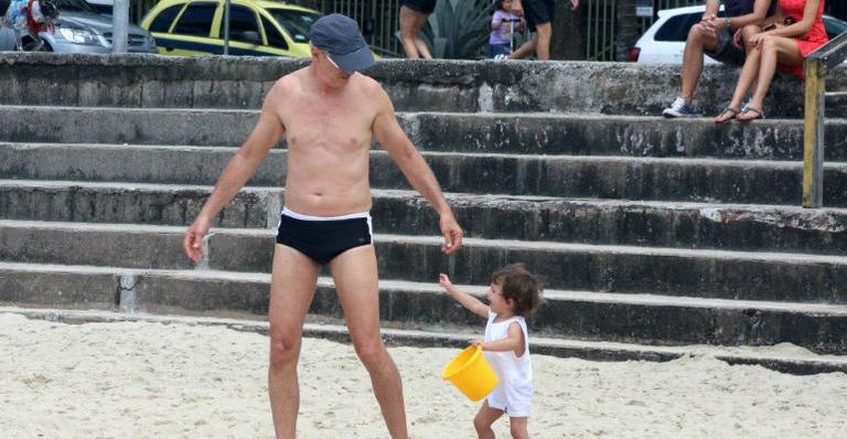 Em dia de Natal, Marcos Caruso curte praia com a família no Rio de Janeiro