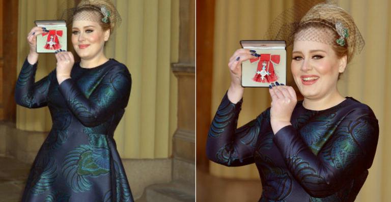 Vestido de cintura marcada e saia ampla valoriza silhueta plus size como a de Adele