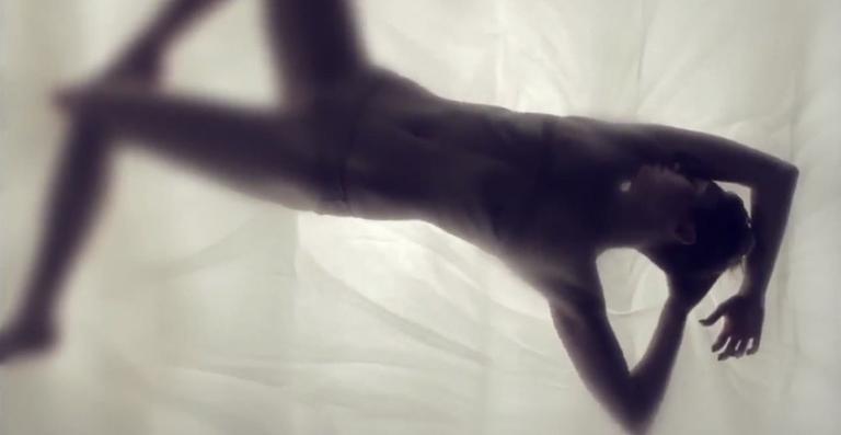 Novo clipe sensual de Miley Cyrus cai na rede e irrita cantora