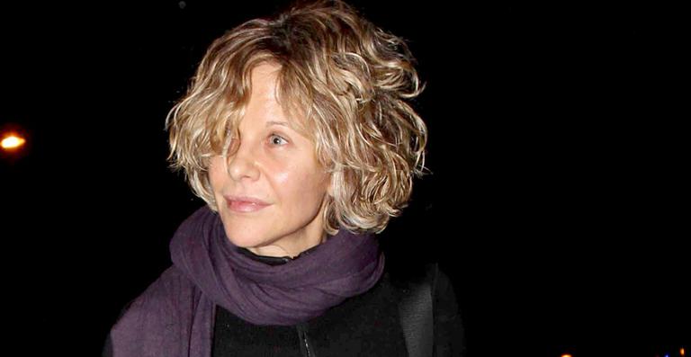 Longe dos cinemas, Meg Ryan aparece sem maquiagem em jantar
