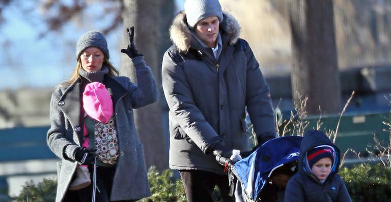 Protegidos do frio: Gisele brinca com os filhos em parque no Natal