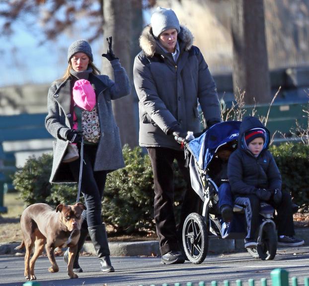 Gisele Bündchen aproveita o inverno de Boston ao lado da família e da mascote, Lua