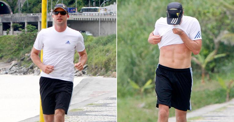 Cassio Reis exibe barriga definida em passeio na praia