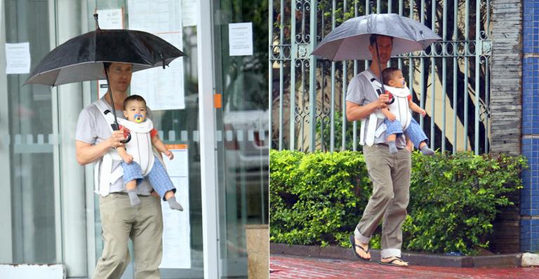 Matthew McConaughey passeia com caçula na chuva em Minas Gerais