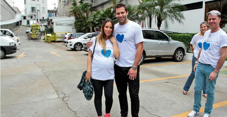 Henri Castelli e Juliana Despirito fazem ação social para crianças doentes em São Paulo