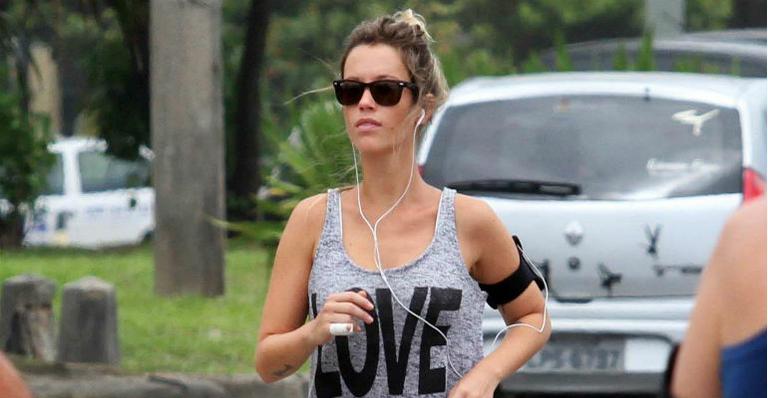 Juliana Didone faz exercícios para manter a forma na orla da Barra da Tijuca, Rio