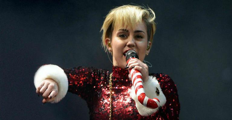 Miley Cyrus e Enrique Iglesias participaram do tradicional show de Natal Jingle Ball