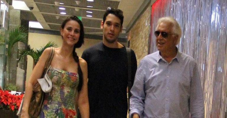 Antonio Fagundes passeia em shopping carioca com filho, Bruno, e ex, Alessandra