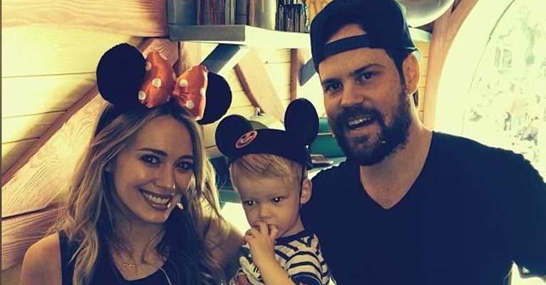 Hillary Duff aproveita a Disney ao lado do filho de 1 ano e 9 meses