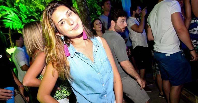 Com novo visual, Fernanda Paes Leme curte pré-Réveillon em Trancoso