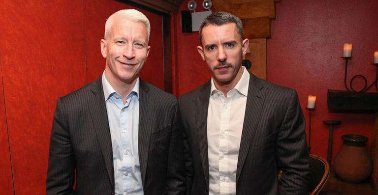 Anderson Cooper, âncora da CNN, tira férias no Brasil com o namorado