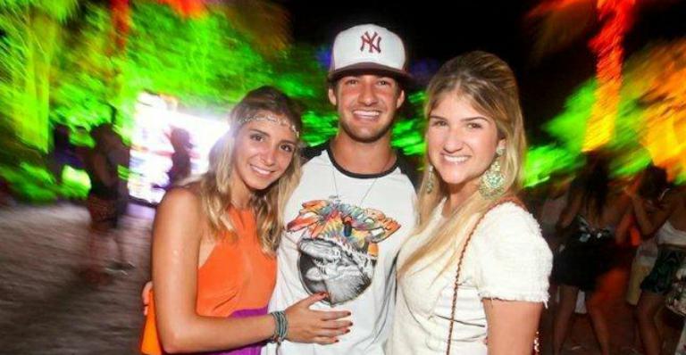 Alexandre Pato curte balada em Trancoso com a namorada