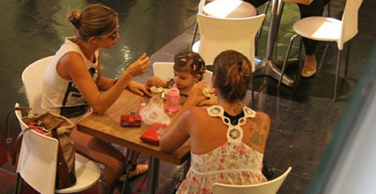 Grazi Massafera curte passeio com a filha no Rio