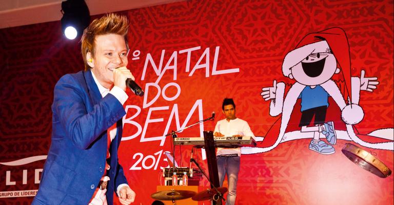Xuxa e Junno festejam aniversário de namoro em noite solidária