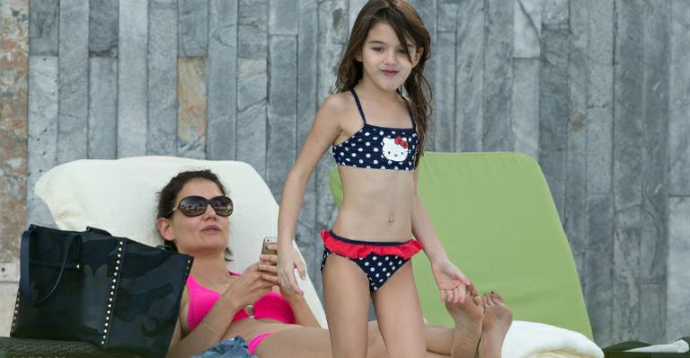 De biquíni, Katie Holmes curte piscina com Suri