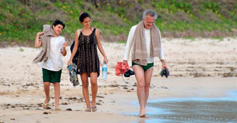 Pedro Bial curte dias de férias com os filhos em Noronha
