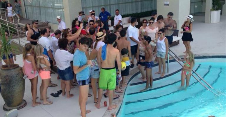 Em Santa Catarina, Neymar é assediado até dentro da piscina