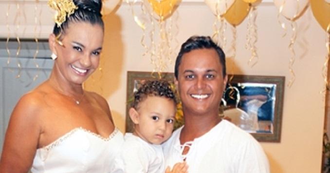 Solange Couto faz simpatias de ano novo ao lado da família