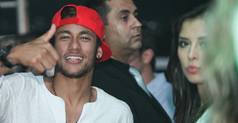 Neymar curte festa de Réveillon ao lado do pai e mais vinte amigos
