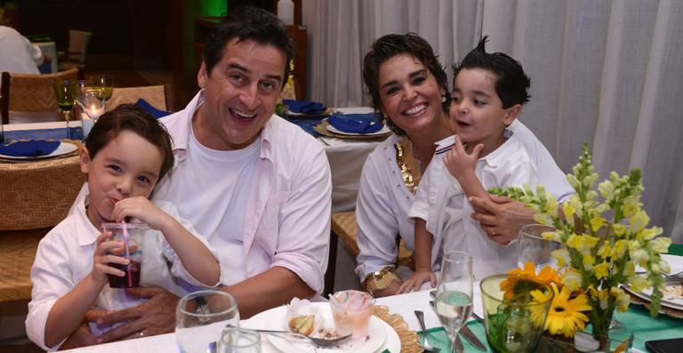 Famosos curtem os filhos na virada do ano