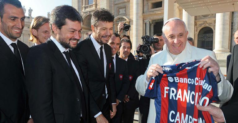 Papa Francisco recebe troféu e camisa de seu time favorito