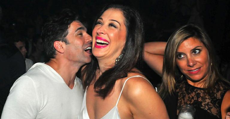 Claudia Raia ganha chamego de Jarbas durante balada em Florianópolis