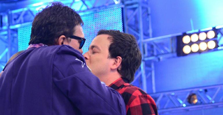 Rafael Cortez beija cantor Falcão durante programa ‘Domingo da Gente’