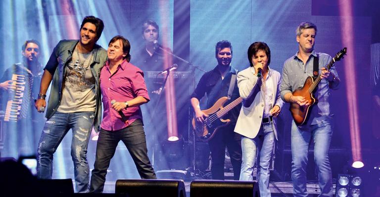 Victor e Leo recebem Chitãozinho e Xororó durante show em São Paulo