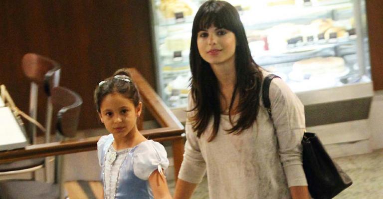 Sthefany Brito faz compras em shopping do Rio ao lado da prima
