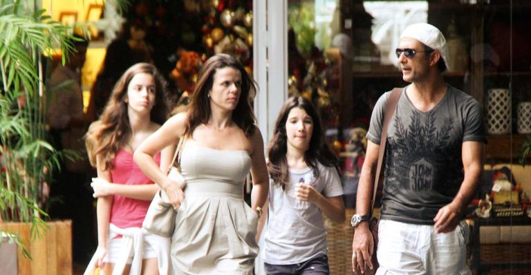 Marcos Pasquim passeia com a família durante tarde em shopping carioca