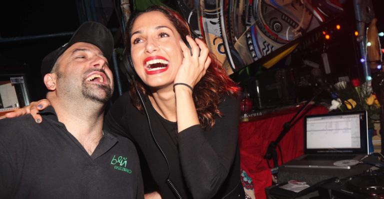 Camila Pitanga anima festa paulista enquanto brinca de DJ