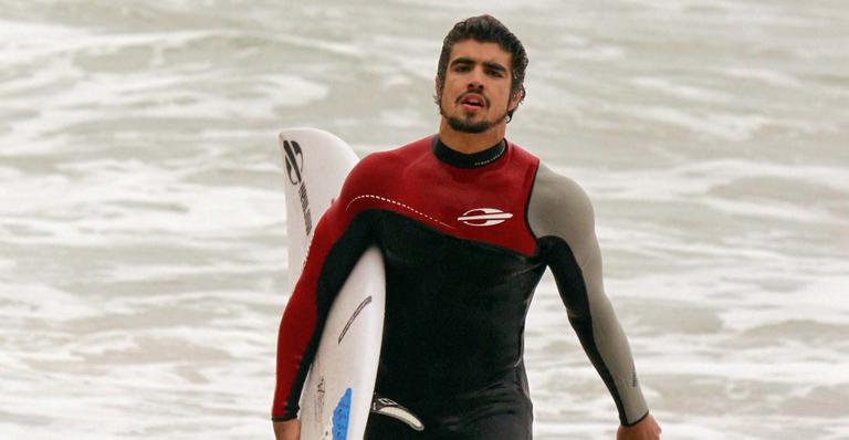Caio Castro surfa na Prainha no Rio e diz praticar até ficar mais velho