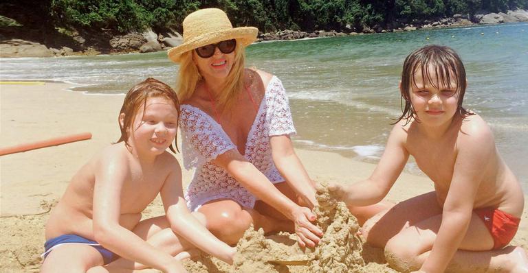 Val Marchiori curte os filhos em Angra dos Reis