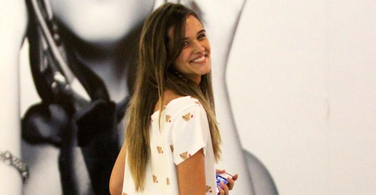Juliana Paiva prefere usar roupas de estilo diferente de sua personagem Lili