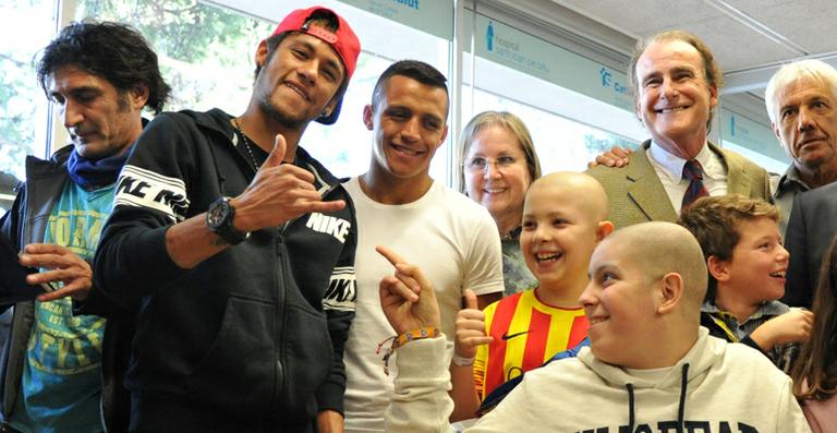 Neymar visita crianças em hospital de Barcelona